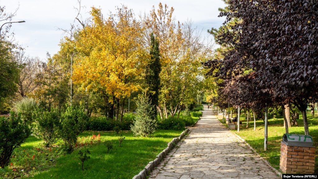 Parku i Qytetit me llojllojshmëri drunjsh e ngjyrash mahnitëse në&nbsp;Prishtinë.