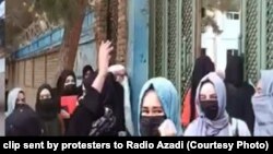 دختران دانشجوی پوهنتون بدخشان که اجازه نیافتند داخل پوهنتون شوند. آنها مدعی اند که طالبان گفتند که باید برای داخل رفتن به پوهنتون خود را با برقع بپوشانند.