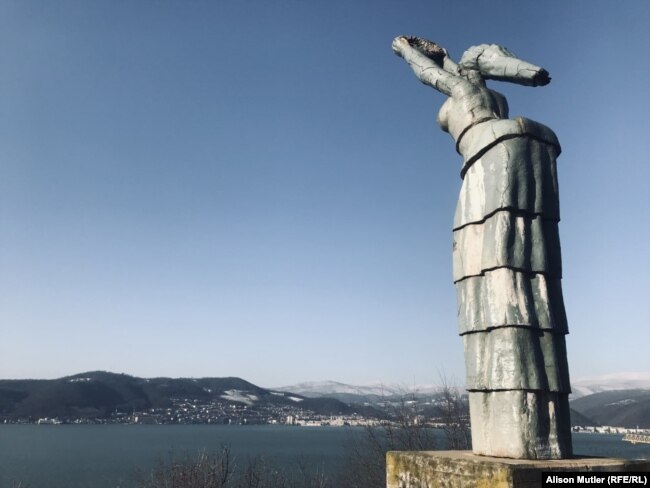 U Oršovi, vajar rumunskog porijekla Patrik Matesku (Patrick Mateescu), koji sada živi u SAD, napravio je ovu statuu sopstvenim novcem u znak sjećanja na Rumune koji su pobjegli na Zapad preko Dunava.