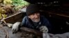 საილუსტრაციო ფოტო: 65 წლის მიხაილო იურკივი, ამოდის მცირე ბუნკერიდან, რომელშიც ექვსი თვის განმავლობაში იმყოფებოდა რუსეთის ოკუპაციის დროს. 26 ოქტომბერი, 2022 წ.