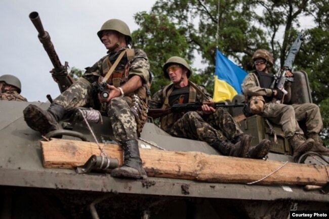Украинские солдаты готовятся к бою