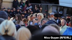 Deputata Partidului Șor, Marina Tauber, vorbindu-le protestatarilor antiguvernamentali pe 23 octombrie, la Chișinău. A participat la protestele antiguvernamentale o săptămână, înainte să fie plasată din nou în arest la domiciliu, fiind cercetată în două cauze penale.