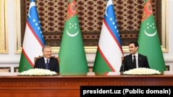 Президент Туркменистана Сердар Бердымухамедов (справа) и Президент Узбекистана Шавкат Мирзиёев проводят пресс-конференцию в Ашхабаде. Фото пресс-службы президента Узбекистана.