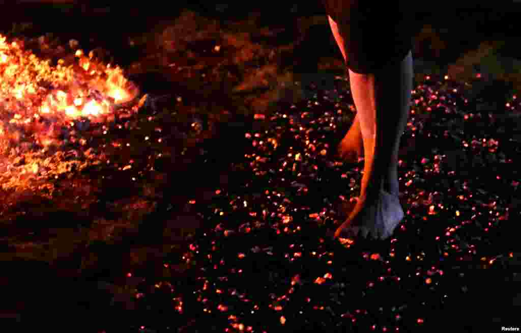 Osoba prolazi kroz vatru na časa hodanja na vatri u Alnwicku, Velika Britanija, 14. oktobar.