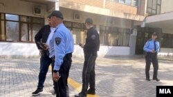Полиција пред средно училиште по лажна дојава за поставена бомба, 26 октомври, 2022