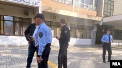 Архивска фотографија - Полицијата пред средно училиште во Скопје по лажна дојава за бомба