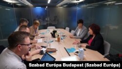 Dobrev Klára, a Demokratikus Koalíció árnyékkormányának vezetője és Vadai Ágnes honvédelmi árnyékminiszter Brüsszelben, a NATO központjában 2022. október 26-án