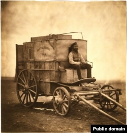Marcus Sparling, la bordul „camionetei fotografului”, în Crimea, 1855. Războiul din Crimea a fost primul război modern, fotografiile de pe front fiind distribuite publicului larg.
