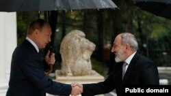 Președintele Rusiei, Vladimir Putin, îl salută pe premierul Armeniei, Nikol Pașinian, într-o vizită la Soci, 31 octombrie 2022