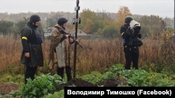 Як зазначають у поліції, протягом першого дня через несприятливі погодні умови вдалося ексгумувати лише три тіла