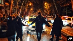 ایرانی های زیادی تعهد کرده اند که به روند اعتراضات و مظاهرات ادامه می دهند