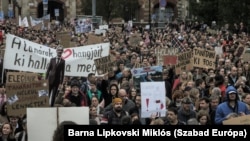 „Nem félünk, nem hátrálunk és nekünk van igazunk” - szolidaritási tüntetés a tanárok mellett