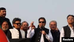 Бывший премьер-министр Пакистана Имран Хан (в центре) и его сторонники 