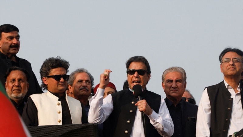 Поранешниот пакистански премиер Имран Кан ранет на митинг