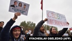 Демонстранты протестуют против спорного соглашения о демаркации границы с Узбекистаном и требуют освободить активистов, выступивших против решения властей. Бишкек, октябрь 2022 года