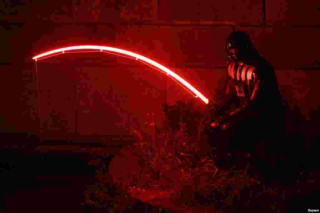 Umjetničko djelo Darth Fisher holandskog umjetnika Franka de Ruwea, također poznatog kao Frankey, izloženo na Festivalu svjetla u Berlinu, Njemačka, 8. oktobar.