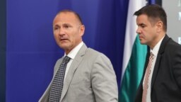 Служебните министри на енергетиката и на икономиката и индустрията Росен Христов и Никола Стоянов.