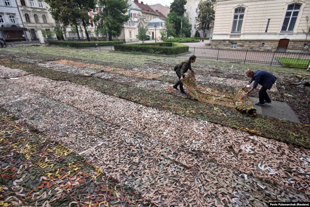 Rrjetat e kamuflazhit të punuara me dorë, të vendosura në një oborr në Lviv në shtator.