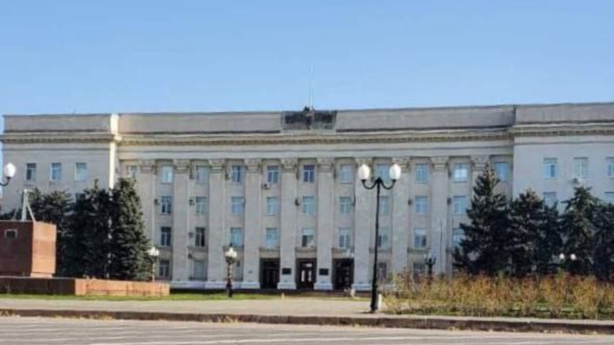 З будівлі адміністрації у Херсоні зняли прапор Росії – ЗМІ