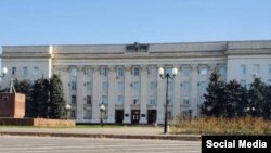 پرچم روسیه دیگر بر فراز ساختمان شهرداری در شهر خرسون دیده نمی‌شود