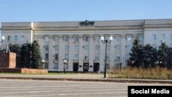 Будівля Херсонської держадміністрації без російського прапора