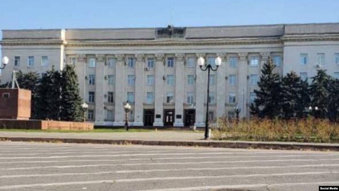 Херсонская областная администрация без российского флага