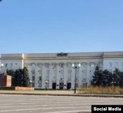 Hersonyň dolandyryş binasyndan rus baýdagy aýryldy