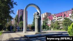 Это не памятник Карлу Марксу, как может сразу показаться, а грузинскому народному поэту Галактиону Табидзе
