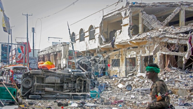 Над 100 жртви во бомбашки напади во Сомалија 