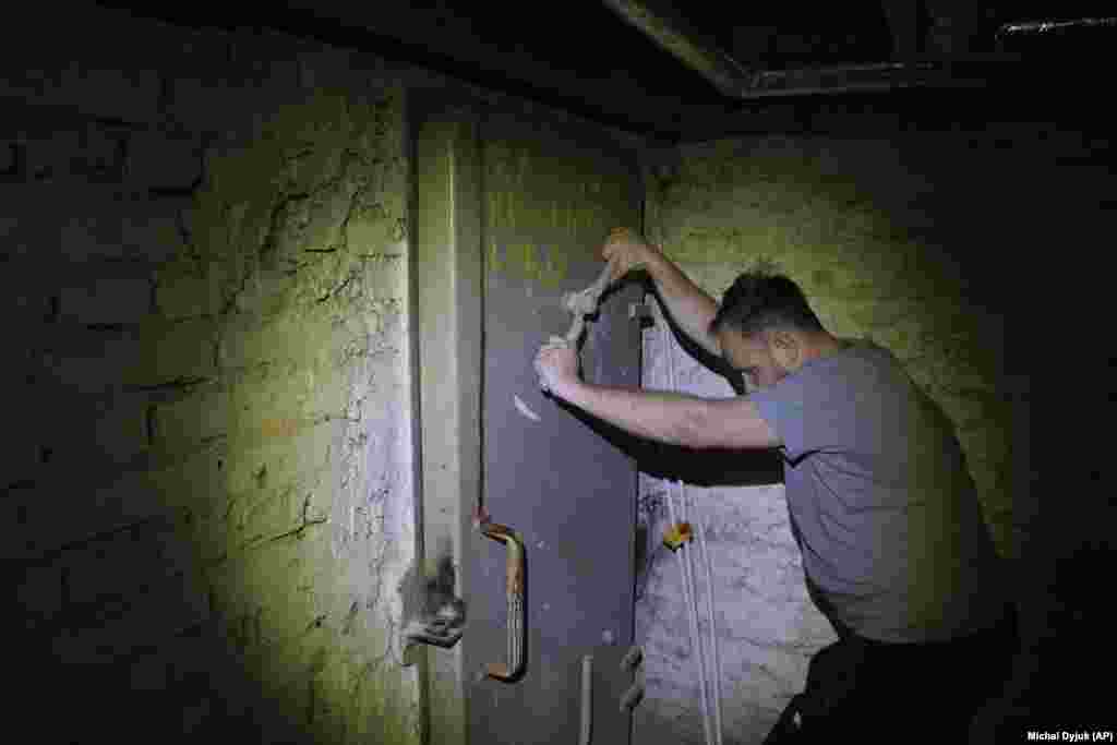 Јацек (37) ја затвора вратата од засолниште во подрумот на станбена зграда во Варшава, Полска. Поради борбите околу нуклеарните постројки на Украина и имплицитните закани на Русија за употреба на нуклеарно оружје, Полска нареди попис на нејзините засолништа.