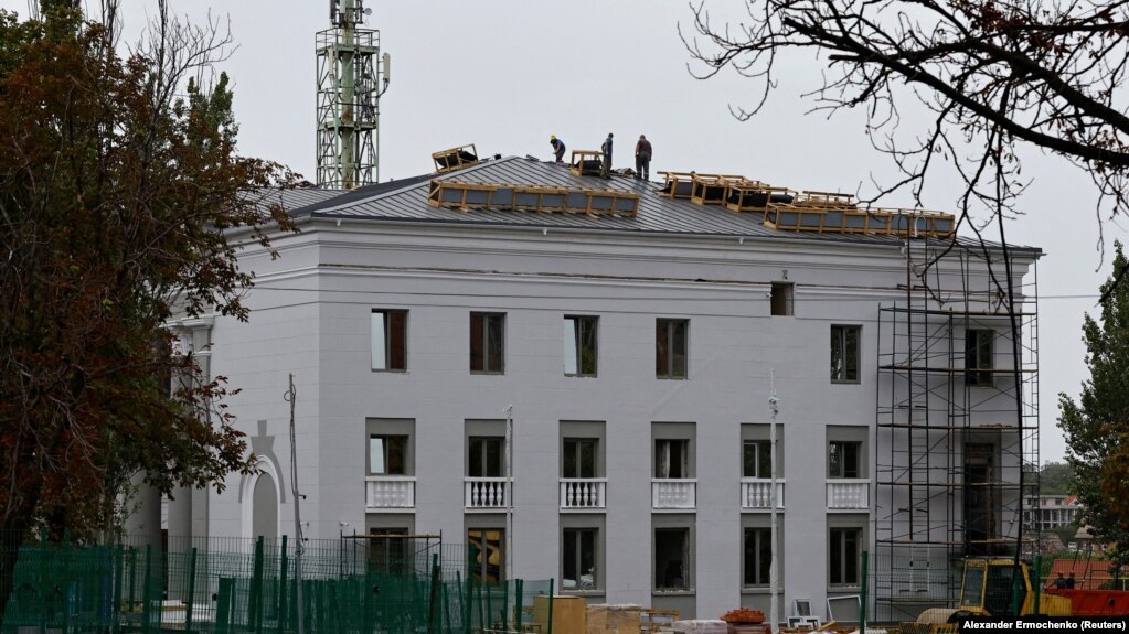 Një foto e 21 gushtit e rindërtimit të Dhomës së Filarmonisë së Mariupolit. Puna për rindërtim nisi pothuajse menjëherë pas pushtimit nga Rusia nëpër disa ndërtesa në qendër të Mariupolit, por imazhet në këtë galeri që u publikuan nga Reuters më 30 tetor, tregojnë se zona të mëdha të qytetit mbeten të pabanueshme.
