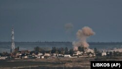 Столб дыма над местом российского обстрела в Бахмуте. Донецкая область, 22 октября 2022 года