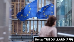 Знамиња на ЕУ пред седиштето на Европската комисија во Брисел (фотоархива).
