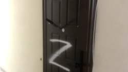 Дверь в квартиру краснодарского активиста Артема Шахова 