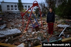 A 15 éves Tajszia Kovaljova szemléli a romokat Mikolajivban, 2022. október 23-án, miután az orosz hadsereg lebombázta a házuk előtti játszóteret.