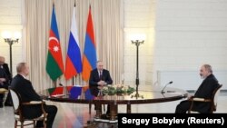 Președintele Rusiei, Vladimir Putin, prim-ministrul Armeniei, Nikol Pașinian, și președintele Azerbaidjanului, Ilham Aliev, participă la o reuniune trilaterală la Soci, Rusia, 31 octombrie 2022