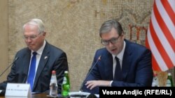 Ambasador SAD u Beogradu Kristofer Hil i predsednik Srbije Aleksandar Vučić na sastanku sa američkom privrednom delegacijom, 31. oktobar 2022.