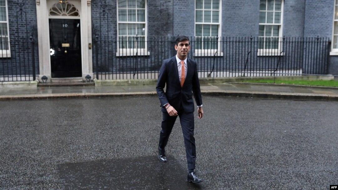 Rishi Sunak părăsește Downing Street după ce a fost numit ministru de Finanțe, pe 13 februarie 2020. Pe 24 octombrie 2011, el a devenit noul lider al Partidului Conservator, iar marți va deveni următorul prim-ministru al Marii Britanii.