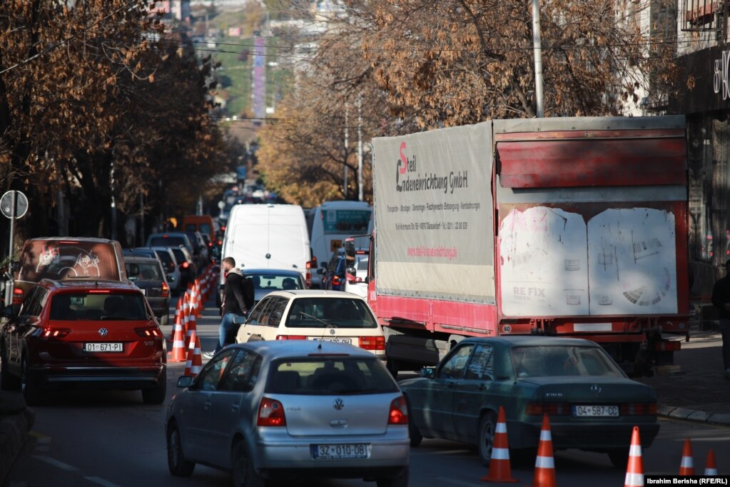 Sipas njoftimit të Komunës së Prishtinës, nga dita e premte e deri të dielën më 30 tetor, vazhdon testimi i radhës i shndërrimit të gjithë unazës qendrore të kryeqytetit në qarkore njëkahëshe për automjetet.
