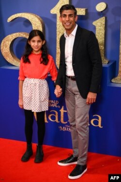  Сунак с една от дъщерите си на международната премиера на „ Матилда Мюзикълът “ на Роалд Дал на Лондонския кино фестивал, 5 октомври, 2022 година 