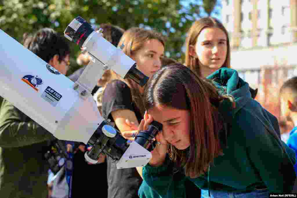 Astronomia e Kosovës kishte vënë në dispozicion në një aktivitet në sheshin e Prishtinës, pajisje optike të dizajnuara për të vrojtuar eklipsin e Diellit.