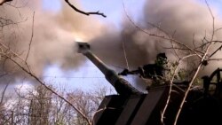Artiljerët ukrainas iu shmangen dronëve në Donjeck