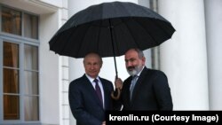 Президент России Владимир Путин (слева) и премьер-министр Армении Никол Пашинян, Сочи, 31 октября 2022 г.