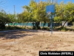 Усыпанная камнями баскетбольная площадка в Бестобе стала предметом насмешек. «В следующем году отправим команду в НБА», — шутит активист Катчиев