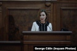 Maia Sandu moldovai elnök felszólal a román parlamentben november 1-jén