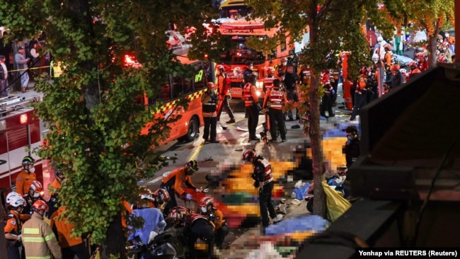 Ekipi i shpëtimit dhe zjarrfikësit në vendin e ngjarjes ku mbi 140 njerëz vdiqën dhe dhjetëra të tjerë u plagosën gjatë festivalit Halloween në Seul, Koreja e Jugut. 30 tetor 2022.