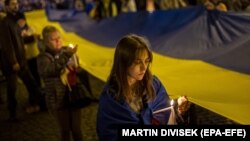 Prágai tüntetés többek között Ukrajna orosz megtámadása miatt 2022. október 30-án
