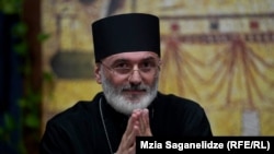 „ორჯერ მე თავად მქონდა საუბარი ამის შესახებ ხელისუფლებასთან. ერთხელ მეუფე შიომ უშუალოდ პრემიერთან დააყენა ეს საკითხი“, - დეკანოზი ანდრია ჯაღმაიძე