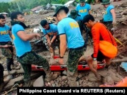 Filipinska obalna straža izvlači tijela nastradalig u oluji Nalgae, ostrvo Maguindano, 28. oktobar 2022.