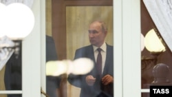 Vladimir Putin (na fotografiji) je u petak potpisao zakon kojim se dozvoljava mobilizacija osuđenika koji su u zatvoru zbog teških krivičnih dela